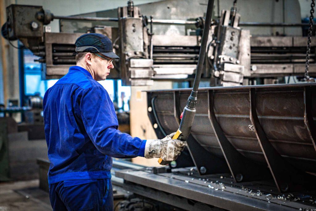 Mitarbeiter in der präzisen Lohnfertigung im Siegerland